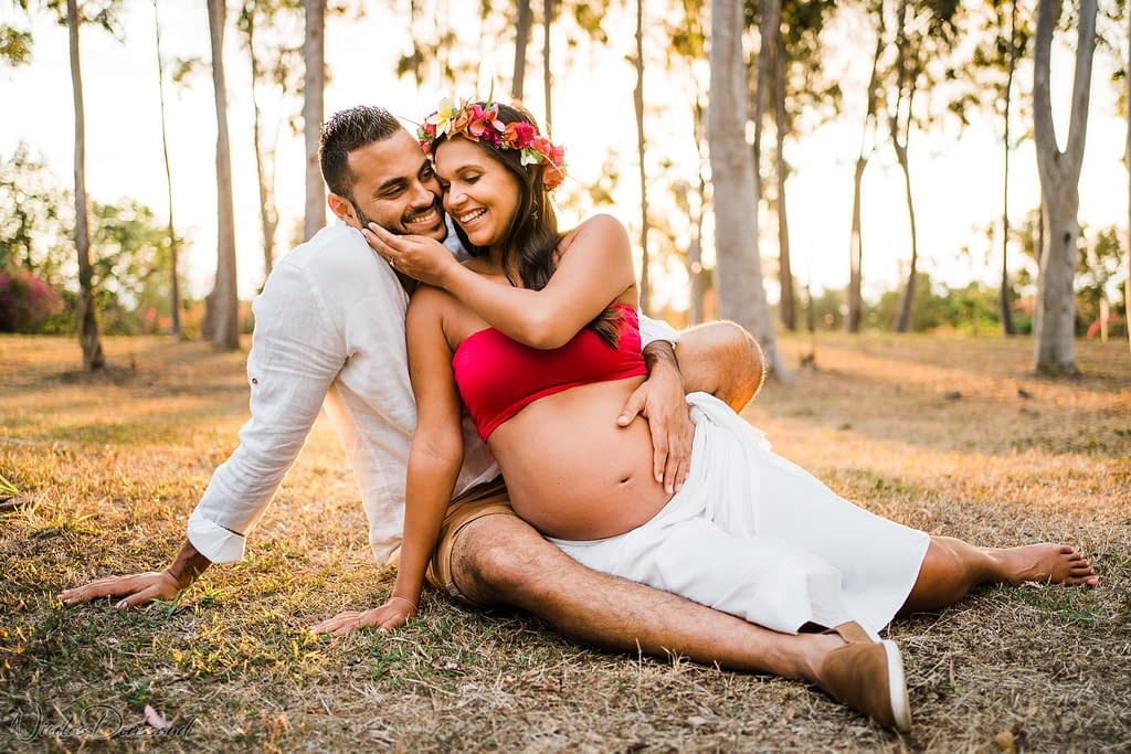 photo de grossesse d'un couple en extérieur à la Réunion