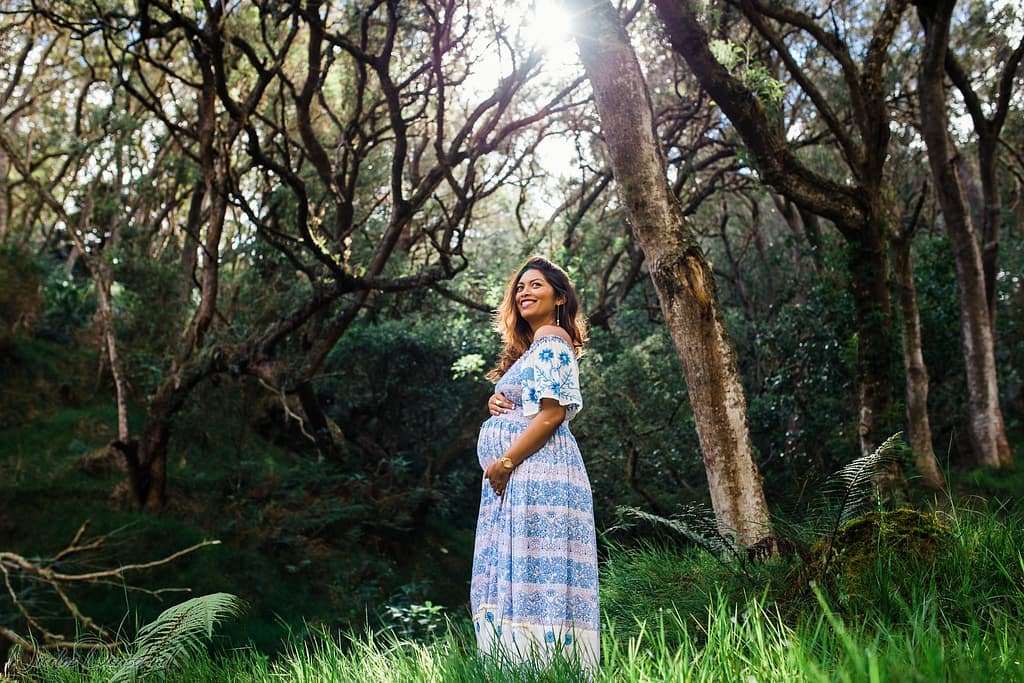 photo d'une femme dans la nature durant sa grossesse