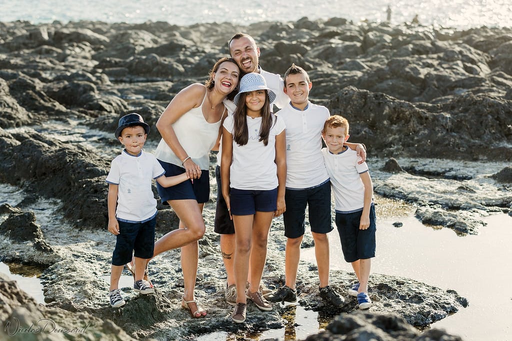 photo de famille en extérieur au musé de la pointe au sel